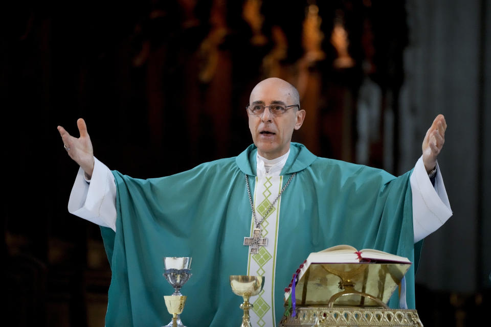 Monseñor Víctor Manuel Fernández, arzobispo de La Plata, oficia una misa en la Catedral de La Plata, Argentina, el domingo 9 de julio de 2023. Fernández fue designado por el papa Francisco para encabezar el Dicasterio de la Santa Sede para la Doctrina de la Fe en el Vaticano. (Foto AP/Natacha Pisarenko)