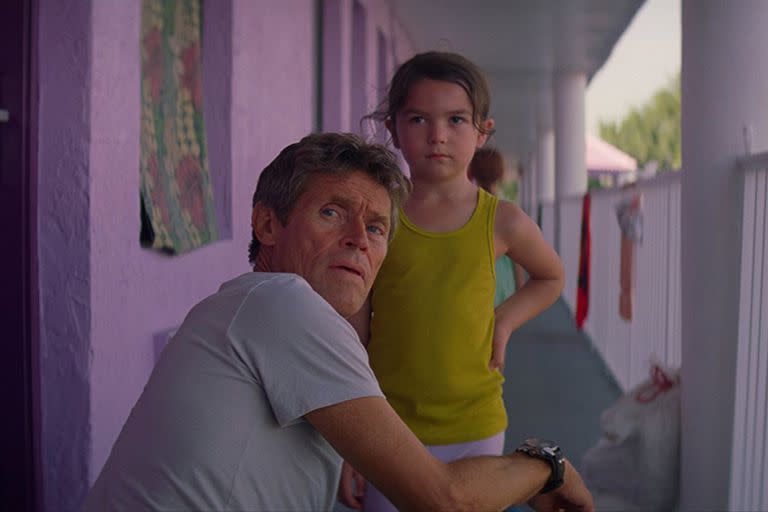 Brooklynn Prince junto a Willem Dafoe en El proyecto Florida