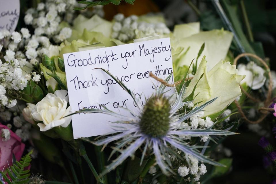 Se depositan tributos florales a las puertas de Balmoral en Escocia tras la muerte de la reina Isabel el jueves.  Crédito de la foto: Andrew Milligan/PA Wire.