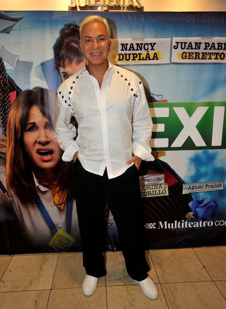 Flavio Mendoza con un look muy a su estilo: una camisa blanca con detalles, un pantalón negro y zapatillas urbanas