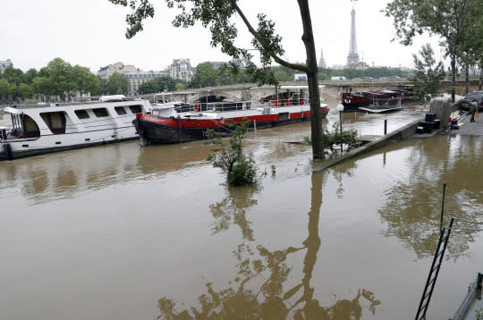 Thousands evacuated as floods batter Paris region