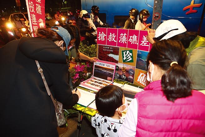 藻礁公投連署已逾50萬份，5日晚間金華國中外仍有公投連署活動。（鄧博仁攝）