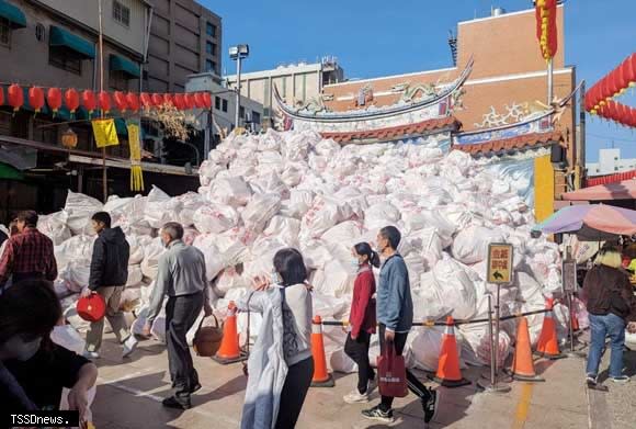 天公生紙錢焚化量達高峰，南市環保局媒合130家廟宇響應紙錢集中燒政策，敬神兼護空品。（記者李嘉祥攝）