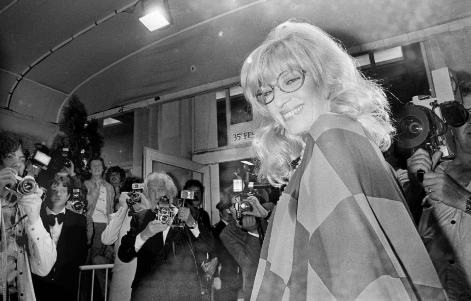 ARCHIVO – La actriz italiana Monica Vitti llega al Palacio del Festival para una función de “Identificazione di una Donna" de Michelangelo Antonioni en la 35ª edición del Festival de Cine de Cannes, en Cannes, Francia el 23 de mayo de 1982. Monica Vitti, la versátil actriz de películas italianas como “L’Avventura” (“La aventura”) de Michelangelo Antonioni y estrella de comedias de la década de 1960, falleció. Tenía 90 años. (Foto AP/Jean Jacques Levy, archivo)