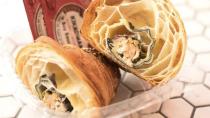 <p>Voici le crossushi ! Cette extravagance résulte d’une rencontre entre un croissant et un sushi. Il s’agit d’une création d’une chaîne de boulangeries établie en Californie mais aussi à Séoul. Cette nouveauté débarque en France et pourrait être l’une des révélations culinaires de 2018. Crédit photo : TheTimes </p>