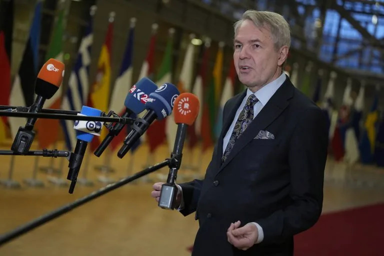 El ministro de Exteriores de Finlandia, Pekka Haavisto, habla con reporteros a su llegada a una reunión de cancilleres de la Unión Europea, en el edificio del Consejo de Europa, en Bruselas, el 23 de enero de 2023. (AP Foto/Virginia Mayo)