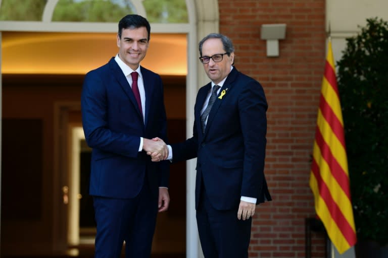 El presidente español, Pedro Sánchez (izq), recibe a Quim Torra el lunes 9 de julio en el palacio de la Moncloa, en Madrid. AFP