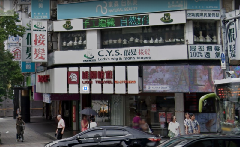 投資客劉媽媽位於東區的搶手三角窗店面，未有廠商願意長租，只能租給短期特賣會。（翻攝自Google Map）