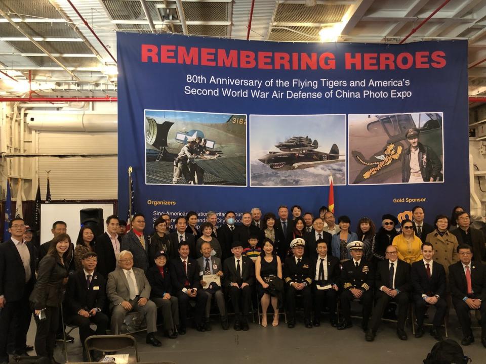 「銘記英雄」紀念飛虎隊80周年及二戰時期美國援華空軍歷史圖片展，13日在東灣阿拉米達市大黃蜂號航空母艦博物館舉行。（記者劉先進／攝影）