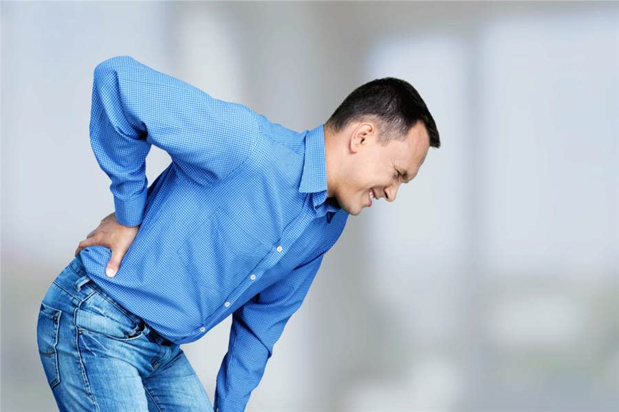 腰痠背痛不是老化？恐是晚期攝護腺癌骨轉移。(示意圖/達志影像)