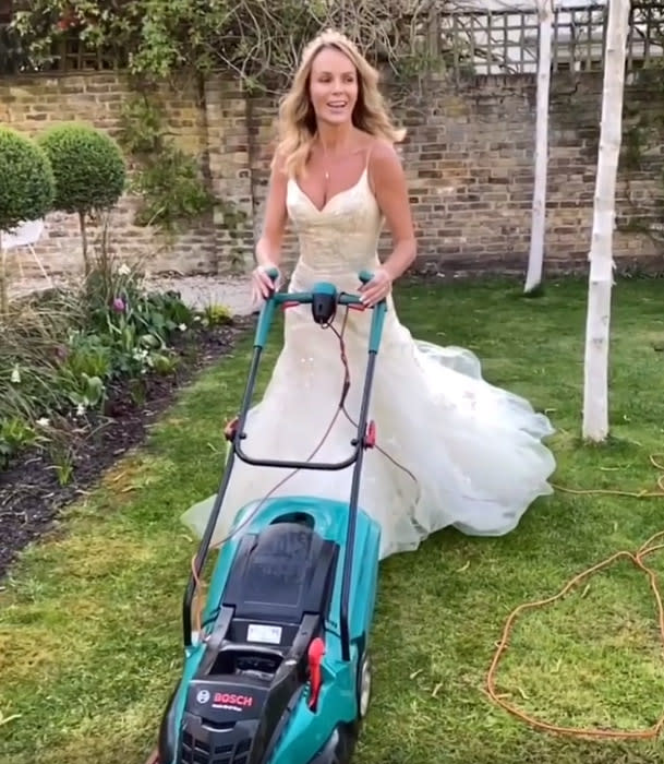 amanda-holden-wedding-dress-garden