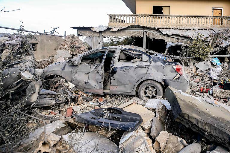 Un vehículo destruido entre los escombros tras los ataques a la ciudad de Naqura, en el sur del Líbano, cerca de la frontera con el norte de Israel. Cuatro combatientes de Hezbollah murieron durante la noche en el sur del Líbano, anunció el 4 de enero el movimiento respaldado por Irán. , en lo que los medios estatales libaneses dijeron que fueron ataques israelíes en la ciudad fronteriza de Naqura. (Photo by AFP)