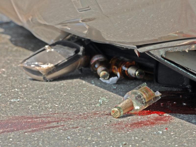 Bierflaschen und Blut: Unfallszene auf der A9 München-Nürnberg. Foto: Stefan Puchner/Archiv