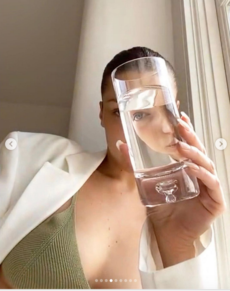 Bella Hadid : son shooting à domicile avec Jacquemus