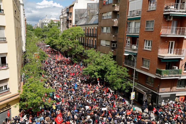 Simpatizantes de Pedro Sánchez marchan frente a la sede del PSOE en respaldo del presidente de gobierno, el 27 de abril de 2024  