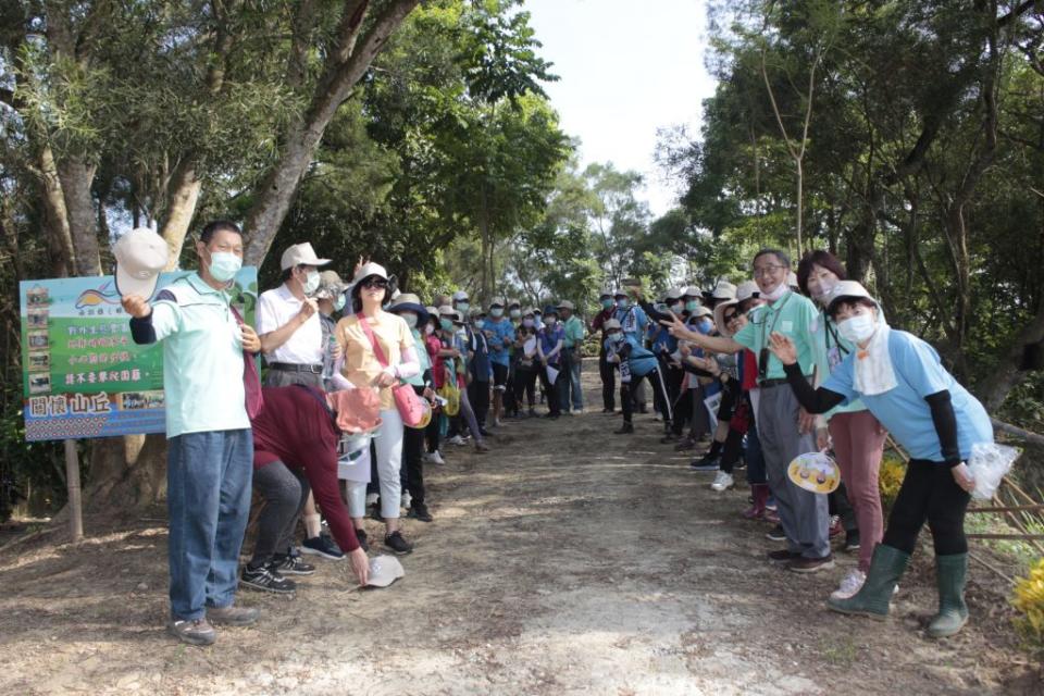 新化社區營造協會舉辦西拉雅古道淨山健行。（記者黃文記攝）