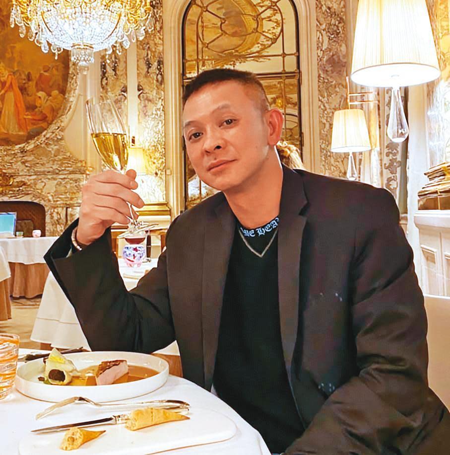 王敏綺帶小三到巴黎吃高級餐廳。（翻攝自kissuxoxo IG）