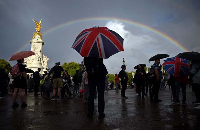 Miles de británicos se acercaron a Buckingham Palace para homenajear a Isabel II