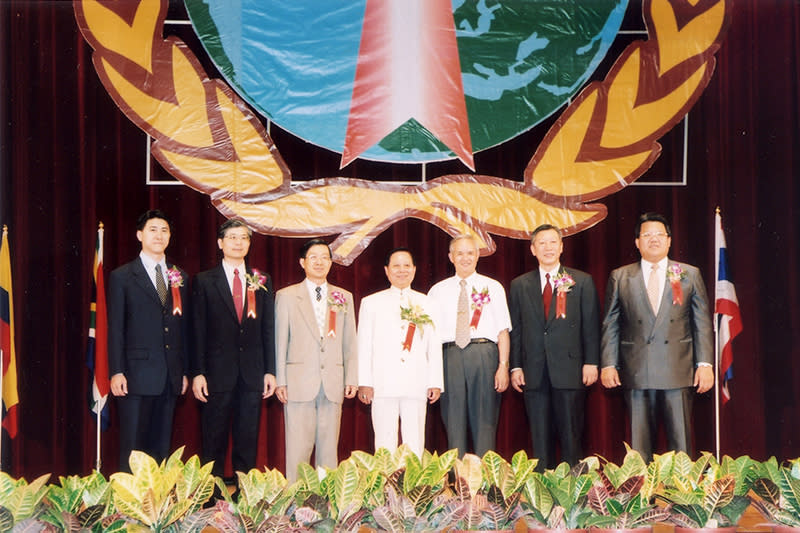 財團法人世界領袖教育和平基金會2000年成立大會，圖片由財團法人世界領袖教育和平基金會提供