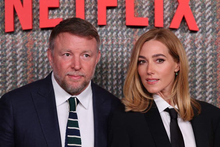 Combinados y cómplices: así aparecieron en la alfombra roja de la premiere global de la serie The Gentlemen el director inglés Guy Ritchie y su esposa, la actriz Jacqui Ainsley. El evento tuvo lugar en Londres