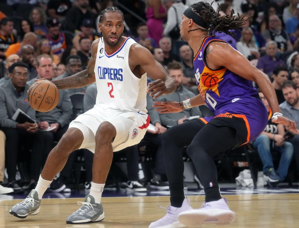 Phoenix Suns guard Damion Lee (10) defends Los Angeles Clippers forward Kawhi Leonard (2) during a game on April 9, 2023, at Footprint Center in Phoenix.