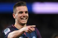 <p>ET DE 4 ! Un centre de l’extérieur du pied de Javier Pastore tombe sur la tête de Lo Celso, qui inscrit le quatrième but parisien, le deuxième de la soirée pour l’Argentin. Le PSG mène 4-0 à la 27e minute. </p>