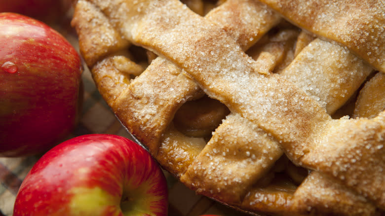 apple pie and fresh apples