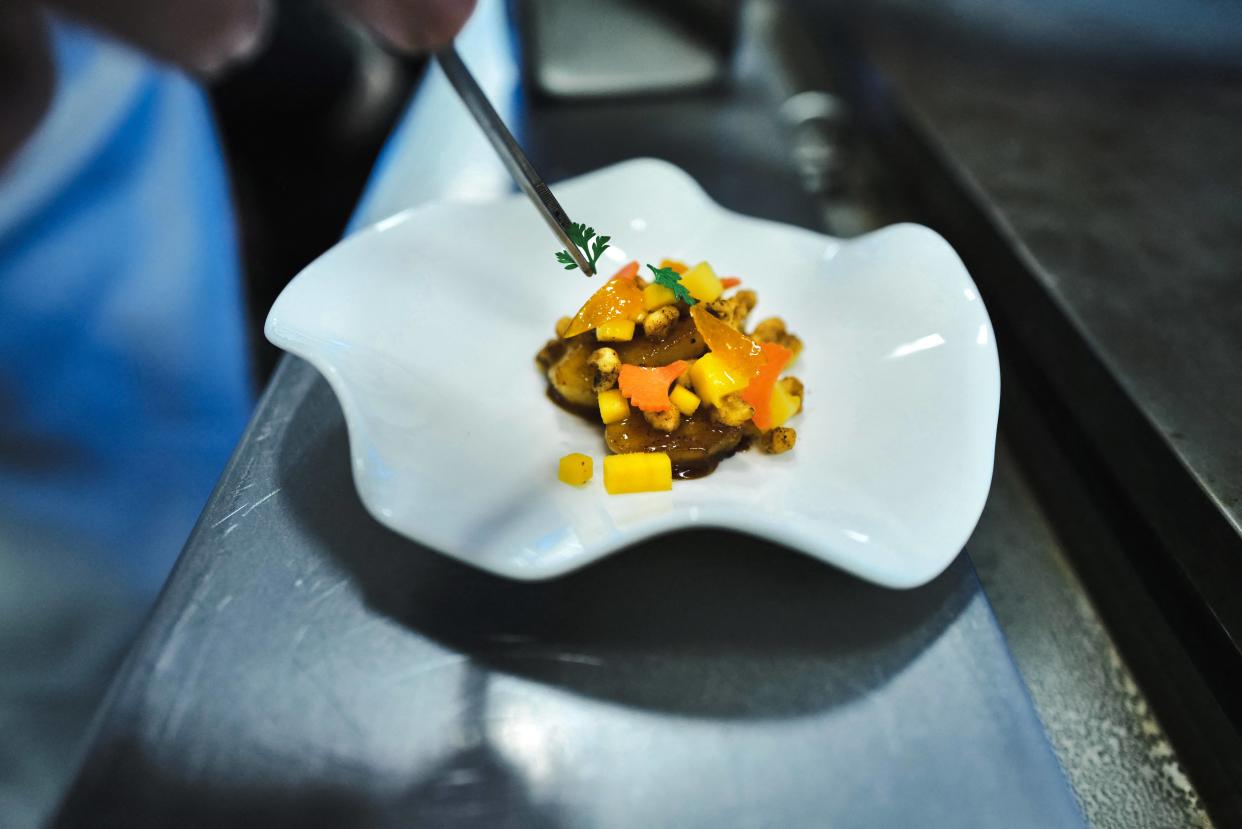 Un repas préparé par Sébastien Vauxion, chef du restaurant gastronomique Sarkara à Courchevel, un restaurant deux étoiles au guide Michelin, le 7 mars 2024.