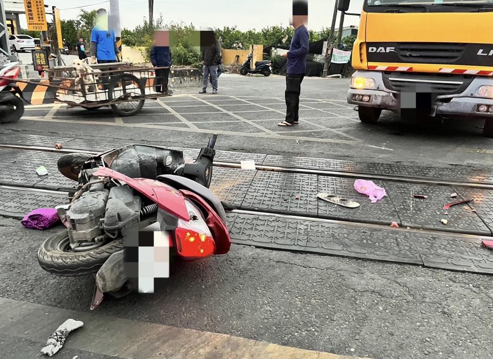 <strong>機車被撞擊後落在鐵道上。（圖／翻攝畫面）</strong>