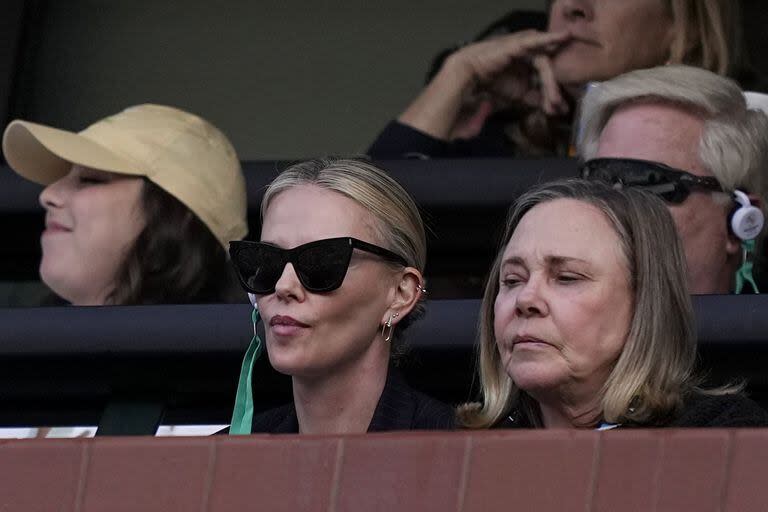 El tenista Carlos Alcaraz no solo ganó el torneo de Indian Wells sino que, además, consiguió una fan de lujo: Charlize Theron. En la foto, la actriz australiana sigue muy atenta al juego del español durante la semifinal del Masters 1000, partido que le ganó a al italiano Jannik Sinner. Desde la platea, Theron no dejó de festejar los puntos que ganó Alcaraz, aunque también sufrió por los momentos en los que la situación parecía complicarse