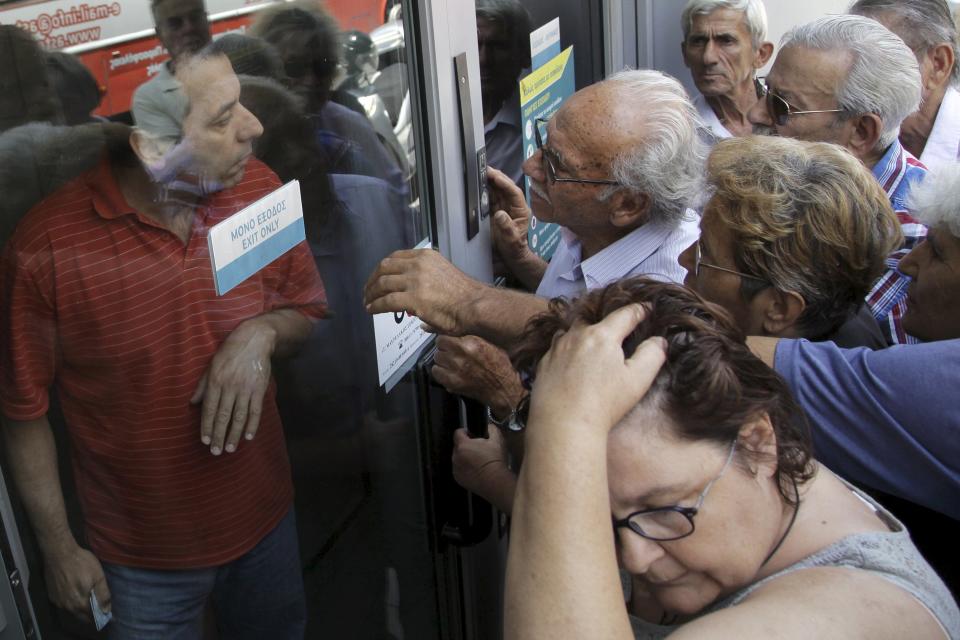 Pese a las aglomeraciones de gente, lo cierto es que hasta el día 6 de julio no terminará el corralito.