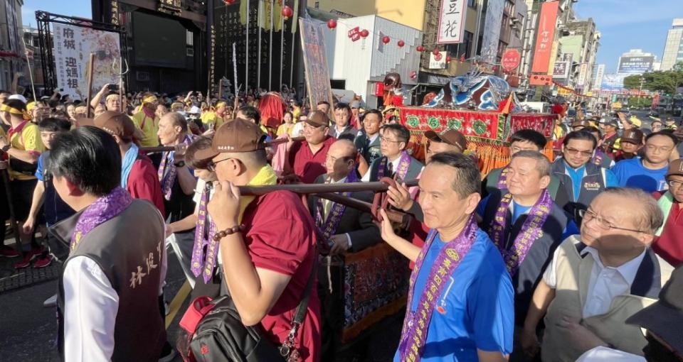 「府城迎媽祖」二十八日鳴炮出巡，湧現香客人潮。（記者陳治交攝）