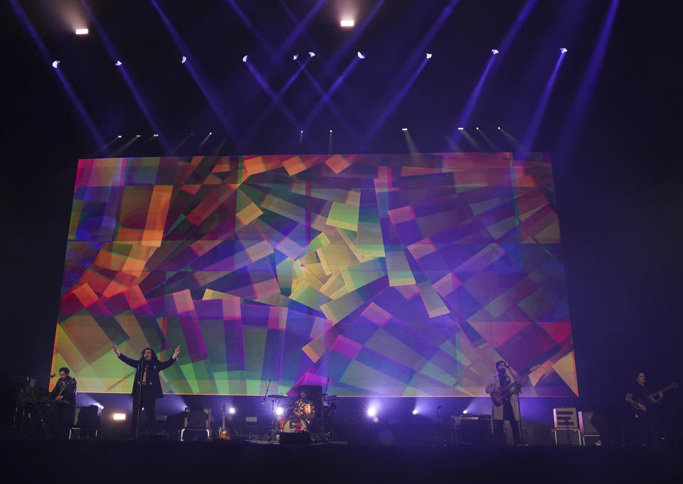 La banda mexicana Enjambre durante su presentación en el festival Vive Latino en la Ciudad de México el domingo 19 de marzo de 2023. (Foto AP/Fernando Llano)