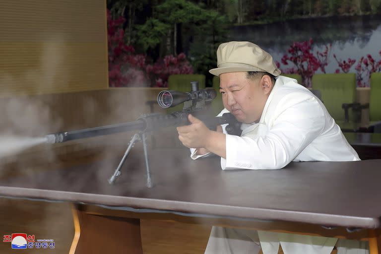 Kim Jong-un prueba un arma de fuego durante un recorrido de inspección de tres días, del 3 al 5 de agosto, en Corea del Norte. (Agencia Central de Noticias Coreana/Korea News Service vía AP)