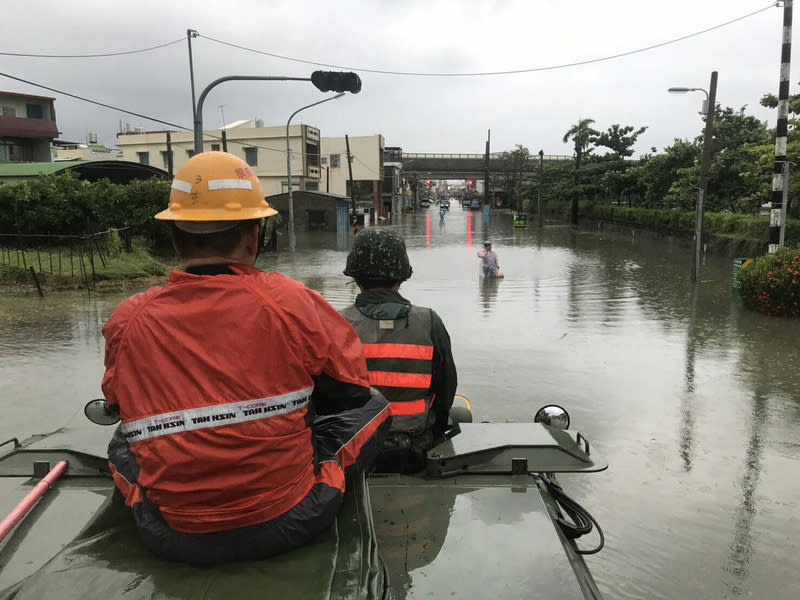 屏東8鄉鎮淹水，國軍助林邊民眾撤離，圖片來源：中央社