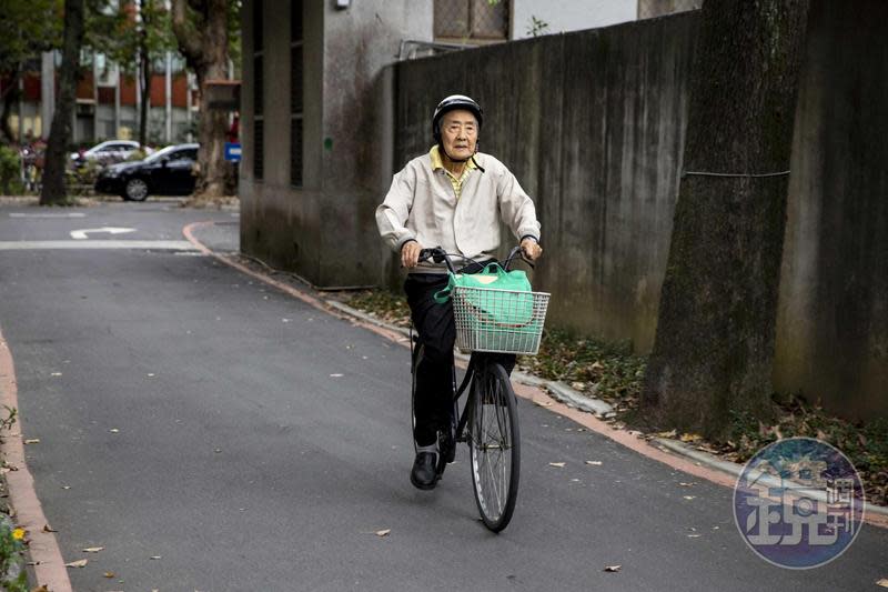 張則周出入多以腳踏車代步，經常叮嚀學生記得要戴安全帽。