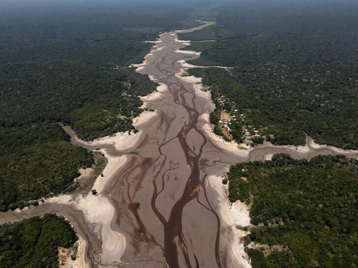 Imagen aérea del río Tumbira River, afectado por la sequía, en la Reserva de Desarrollo Sostenible del Río Negro en Iranduba, estado Amazonas, Brasil.