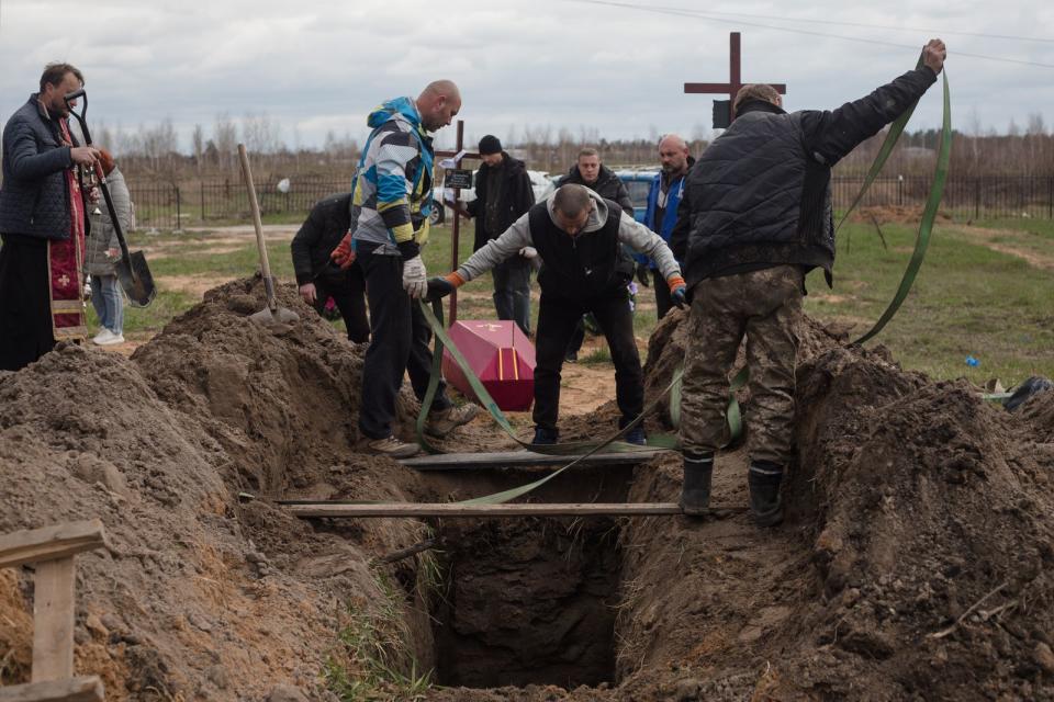 Die letzte Ruhe finden zahlreiche zivile Opfer erst spät. Ihre Identifikation ist selbst für Angehörige nicht immer leicht. (Bild: Anastasia Vlasova / Getty Images)