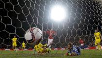 <p>Henrikh Mkhitaryan puts United ahead</p>