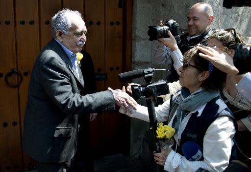 El escritor colombiano Gabriel García Marquez saluda a periodistas en la puerta de su casa en Ciudad de México el 6 de marzo de 2014 al cumplir 87 años (AFP/Archivos | Yuri Cortez)