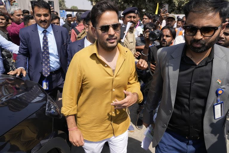 Akash Ambani, hijo de Mukesh Ambani, en el aeropuerto de Jamnagar, India, para recibir a invitados de la fiesta. (AP/Ajit Solanki) 