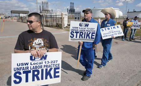 Workers from the United Steelworkers (USW) union walk a picket line outside the Lyondell-Basell refinery in Houston, Texas February 1, 2015. REUTERS/Richard Carson