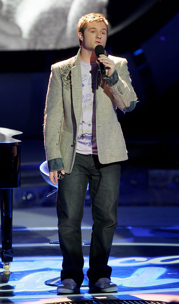 Blake Lewis performs as one of the top 6 contestants on the 6th season of American Idol.