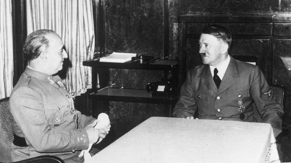 Encuentro entre Adolf Hitler y Francisco Franco en Hendaya el 23 de octubre de 1940. Foto: Photo 12/ UIG via Getty Images.