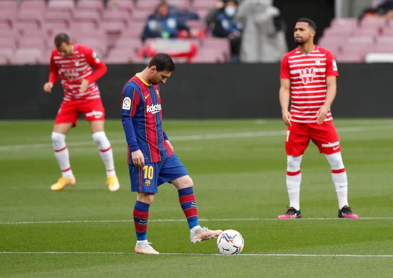 Lionel Messi del Barcelona se prepara para dar inicio al partido contra el Granada por La Liga, en el estadio Camp Nou, en Barcelona, Cataluña, España