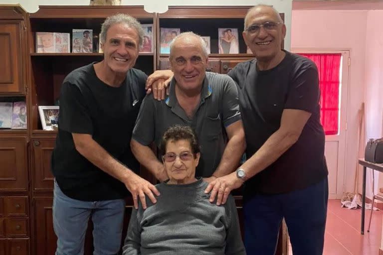 Oscar Ruggeri, junto a sus hermanos mayores, Raúl y Daniel, en el cumpleaños de 90 de su mamá Hilda