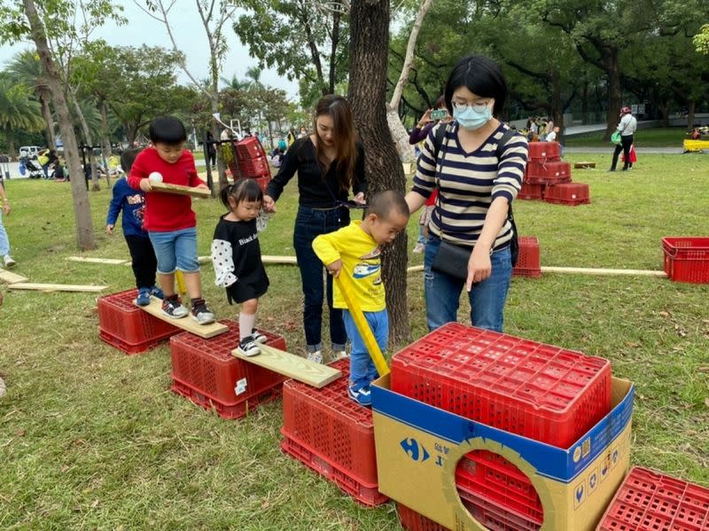 ▲屏東縣政府為保障兒童遊戲權，在屏東縣圖書館總館前草地舉辦親子系列創造遊戲活動，以「家庭」、「社區」與「共融」的概念。（圖／屏東縣政府提供, 2020.12.19）