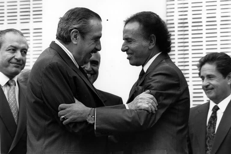 El Pacto de Olivos: Alfonsín obtuvo la autonomía porteña, entre otras medidas, a cambio de apoyar la reelección presidencial que pedía Menem. En aquella negociación de 1993 está el germen de una dinámica que aprovechó Macri mucho tiempo después