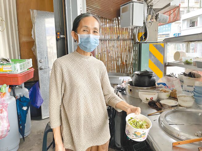 無招牌麵店老闆娘謝苓珠提供愛心待用餐7年，溫飽三餐不濟的急難弱勢者。（蕭嘉蕙攝）