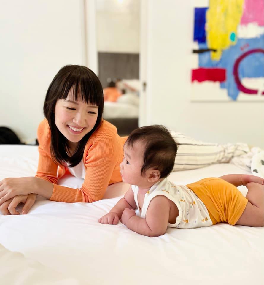 日本「收納女王」近藤麻理惠晉級三寶媽後放棄整理家裡，讓不少媽媽們都鬆了一口氣，覺得被拯救了。（圖片來源：近藤麻理惠粉絲專頁）